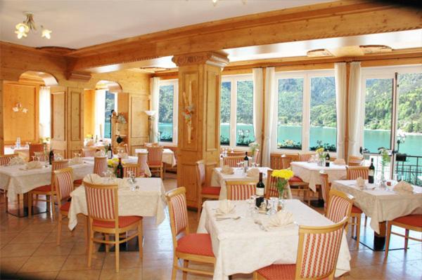 Restaurace v ubytování Albergo Mezzolago