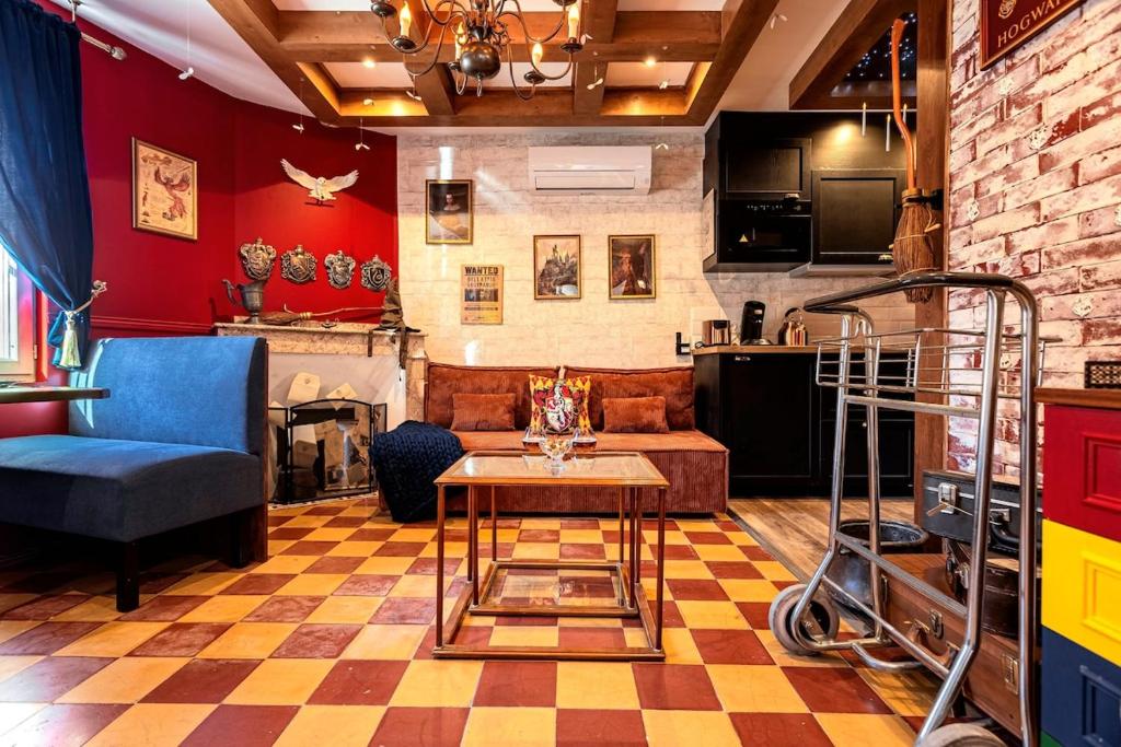 un salon avec un canapé et une table dans l'établissement Le Repaire des Sorciers - T2 Magique avec Clim, à Toulouse
