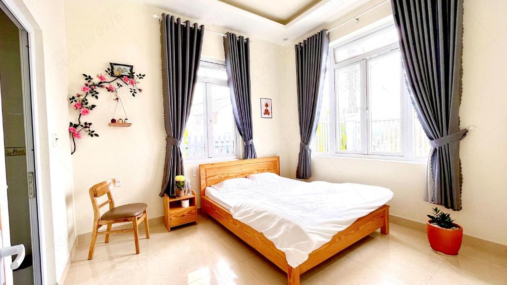 Giường trong phòng chung tại Môn Bạc Home