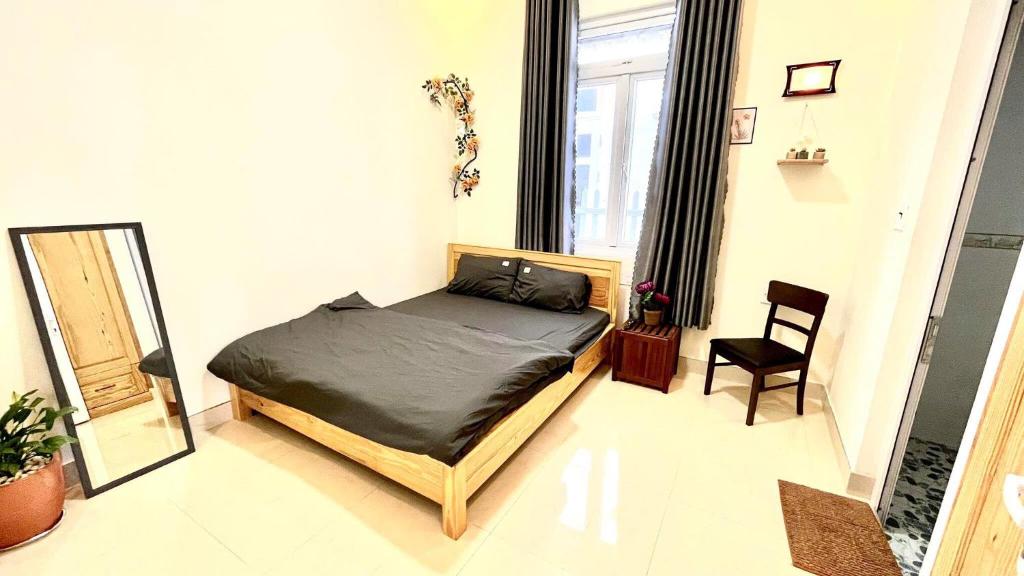 Giường trong phòng chung tại Môn Bạc Home