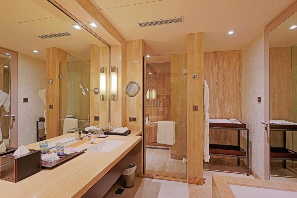 Koupelna v ubytování ITC Grand Chola, a Luxury Collection Hotel, Chennai