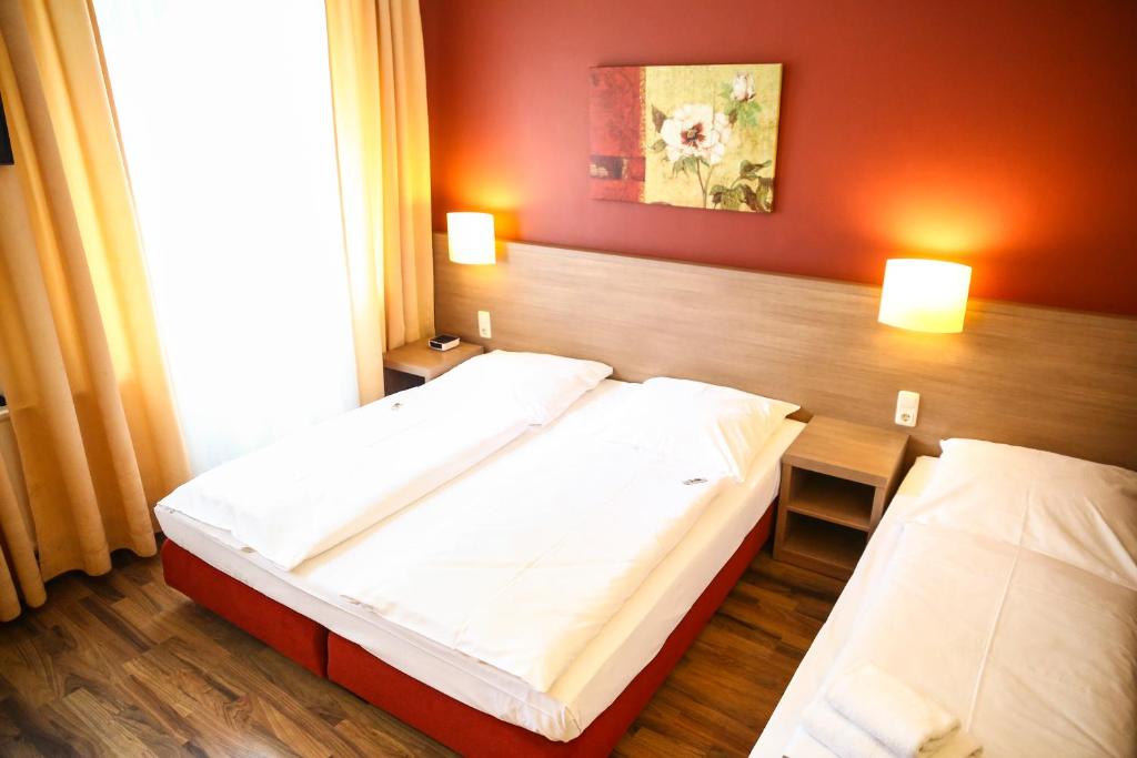 Postel nebo postele na pokoji v ubytování Hotel Marienthal Garni