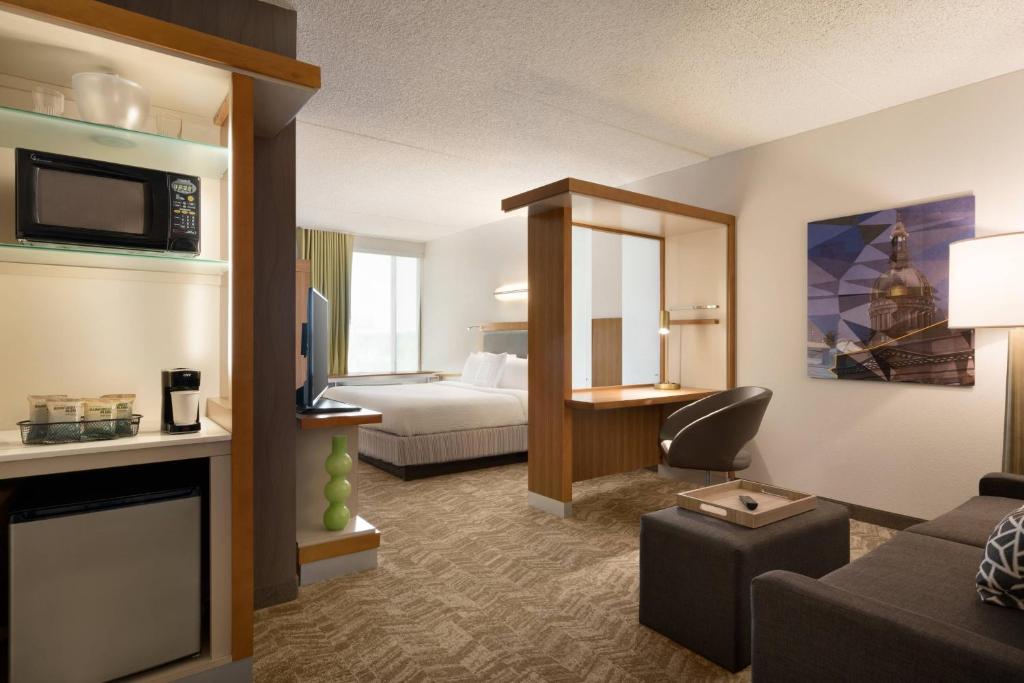 Postel nebo postele na pokoji v ubytování SpringHill Suites Ewing Township Princeton South