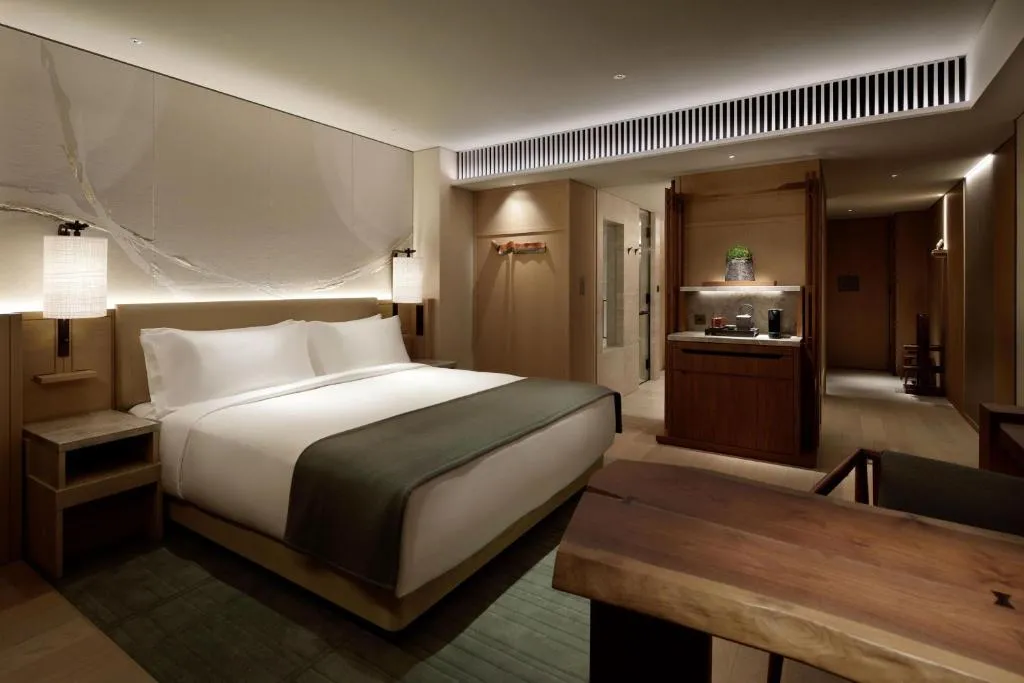 Deluxe Room (King)