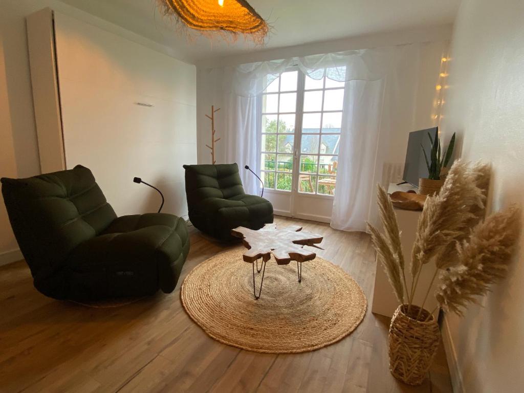 un salon avec deux chaises et une table dans l'établissement Le studio Bohème, à Dinard