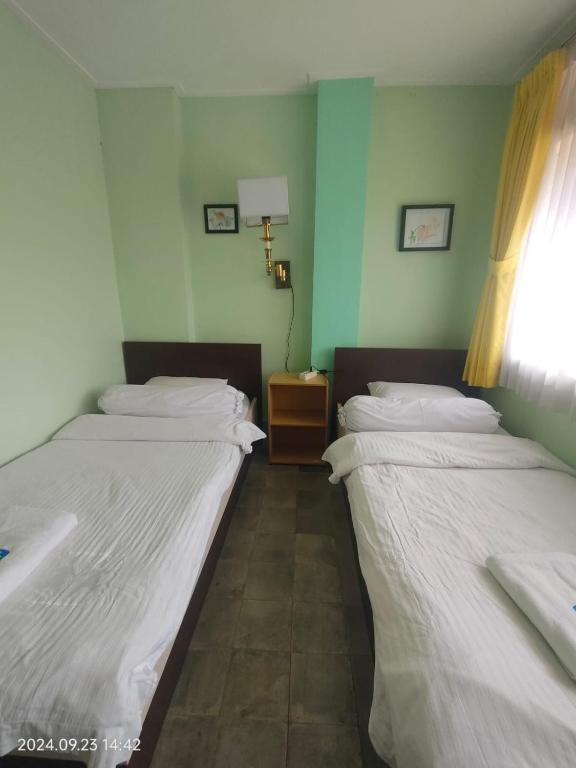 Postel nebo postele na pokoji v ubytování NTC Lembang by Kuncara PHM