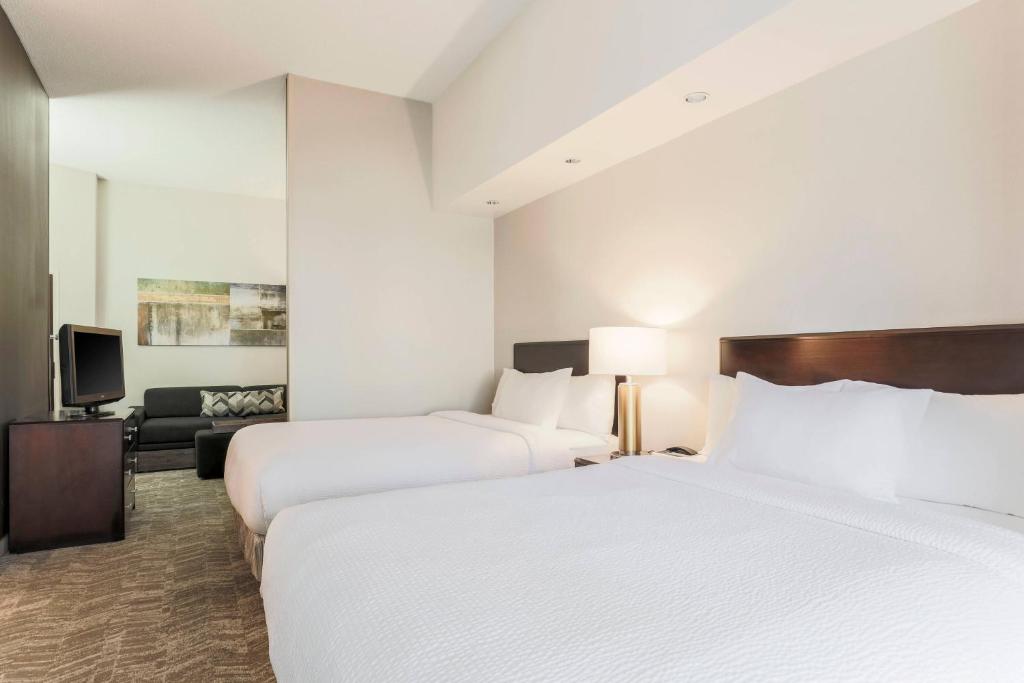 Postel nebo postele na pokoji v ubytování SpringHill Suites by Marriott Yuma