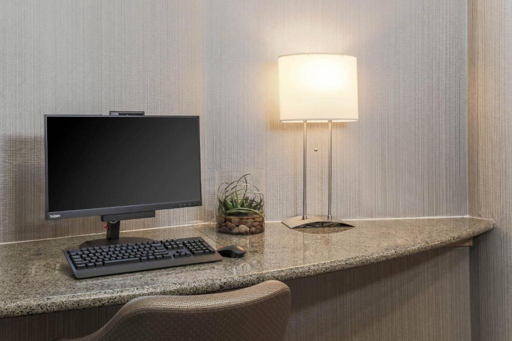 TV a/nebo společenská místnost v ubytování SpringHill Suites by Marriott Yuma