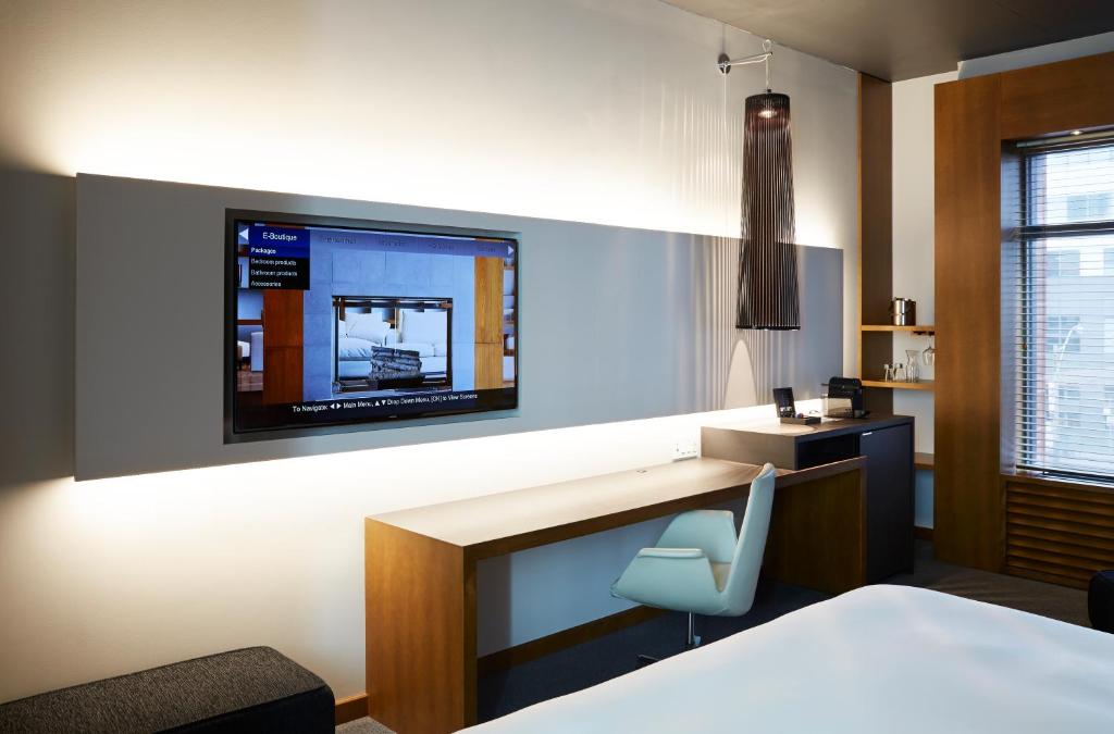 Postel nebo postele na pokoji v ubytování Le Germain Hotel Toronto