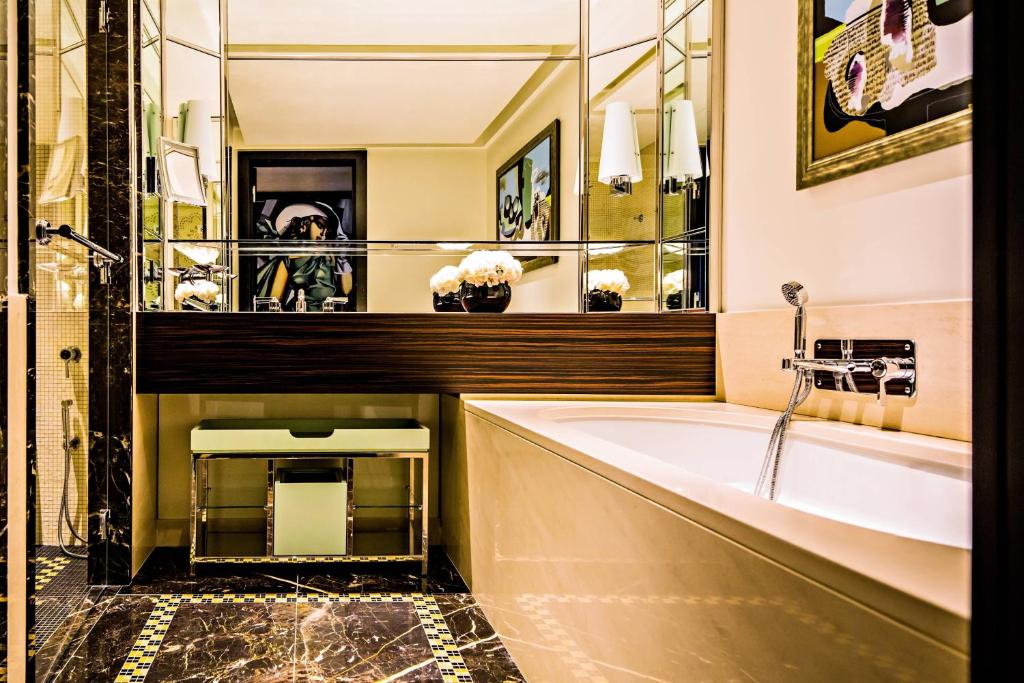 Prince de Galles, a Luxury Collection hotel, Paris - Art Deco King, Guest Room, 1 King