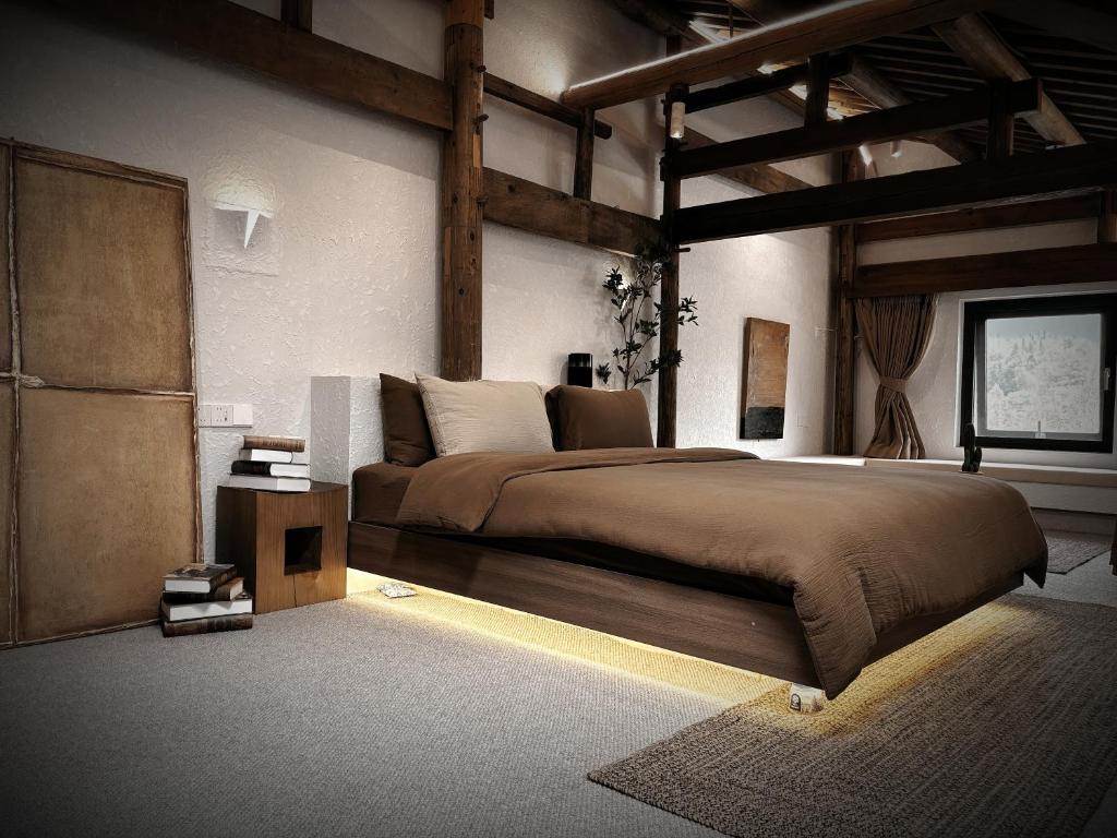 Postel nebo postele na pokoji v ubytování Resort in the valley of Zen 無名川禅意概念酒店