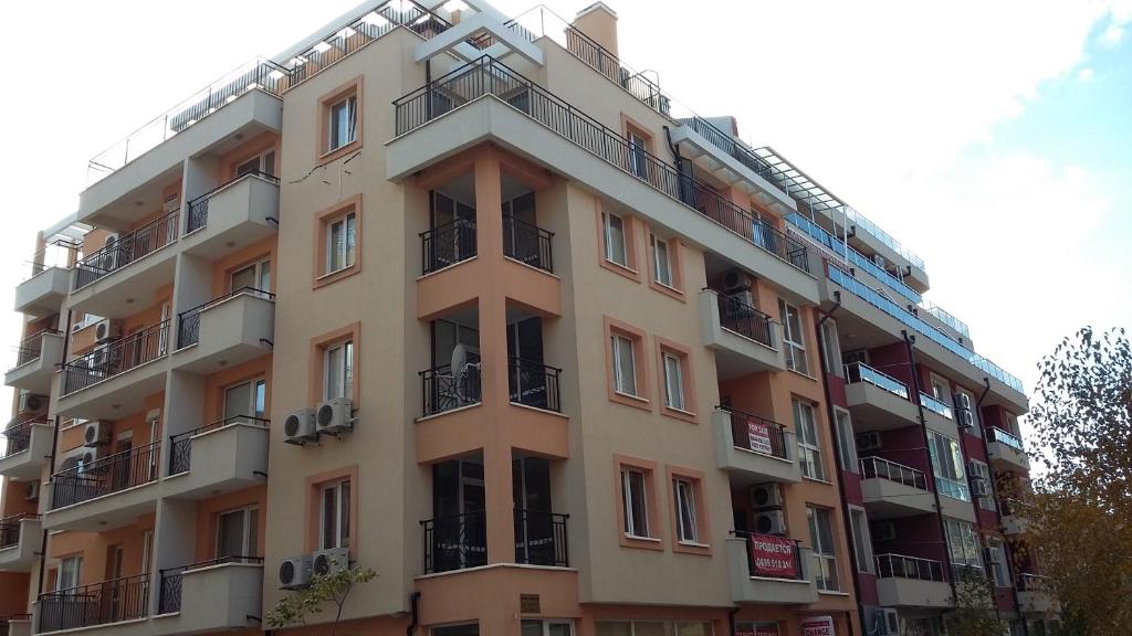 ポモリエにあるZefira Apartmentsのバルコニー付きの高層ビル