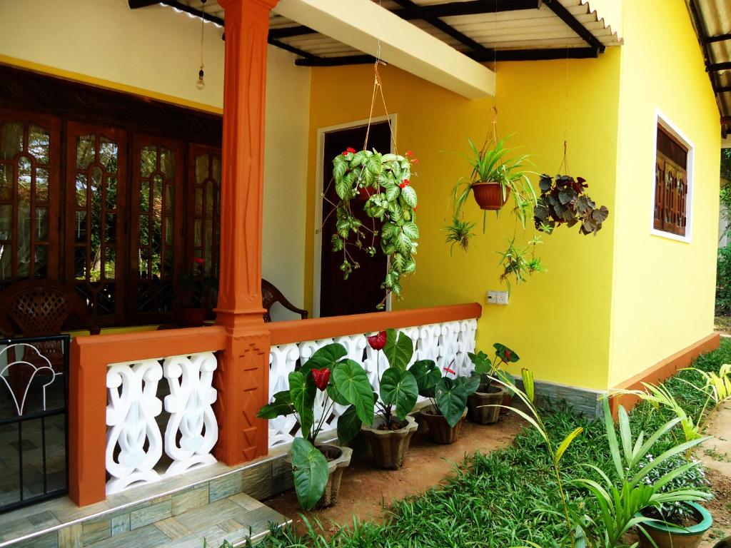 una casa con plantas delante de ella en Sigiri Sithru Home Stay en Sigiriya