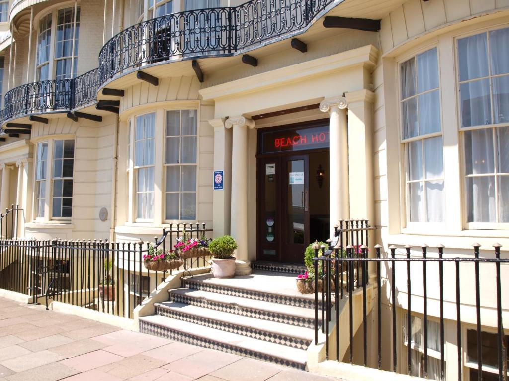 - un bâtiment avec une porte et des escaliers devant dans l'établissement The Beach Hotel, à Brighton et Hove
