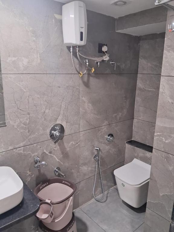 Koupelna v ubytování Hotel Shaligram Inn