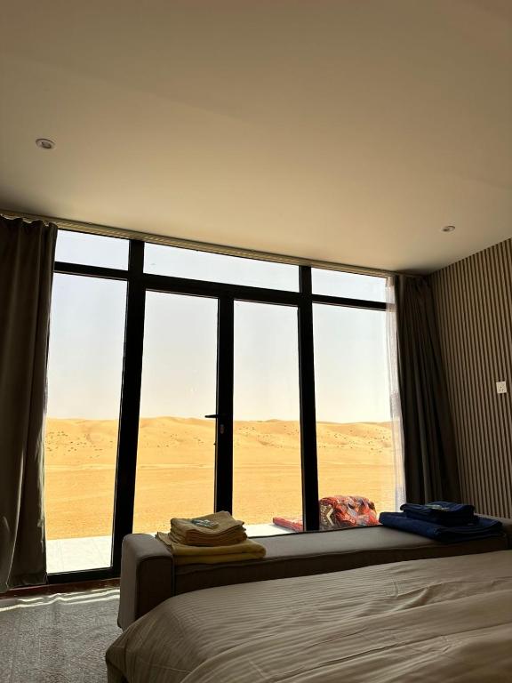Een bed of bedden in een kamer bij Wahiba Bedouin Rustic Camp