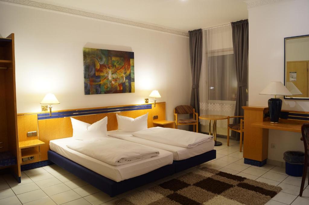 - une chambre avec un lit, un bureau et une télévision dans l'établissement Hotel Rahlstedter Hof, à Hambourg