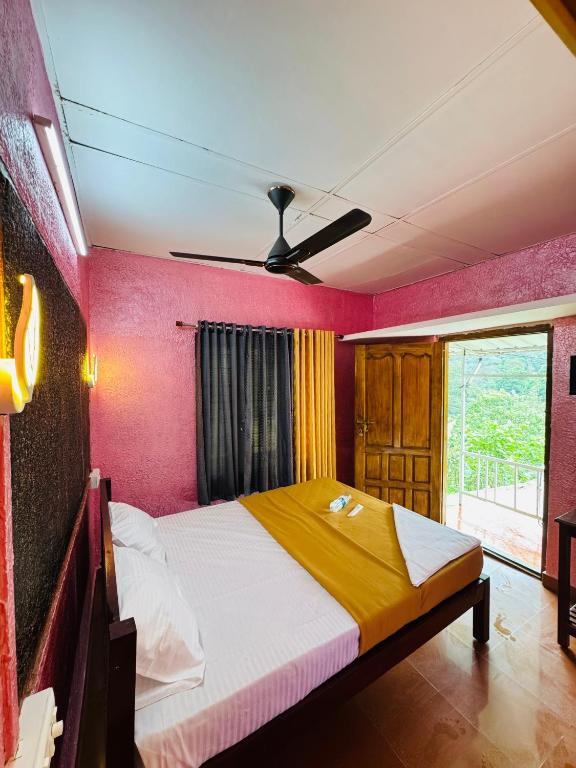 Postel nebo postele na pokoji v ubytování House Of Munnar