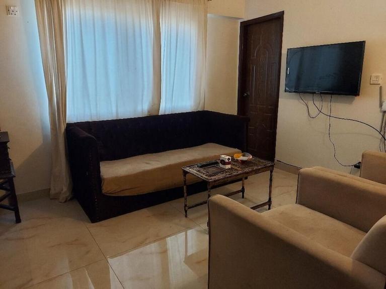 At TūbīStudio Apartments hygiene & Comfortable的客厅里有一张沙发和一台电视