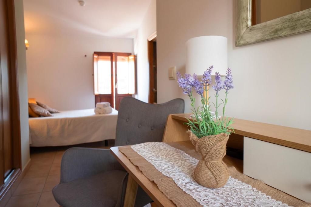 Postel nebo postele na pokoji v ubytování Hotel Rural L'Antic Portal