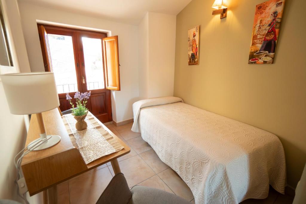 Postel nebo postele na pokoji v ubytování Hotel Rural L'Antic Portal