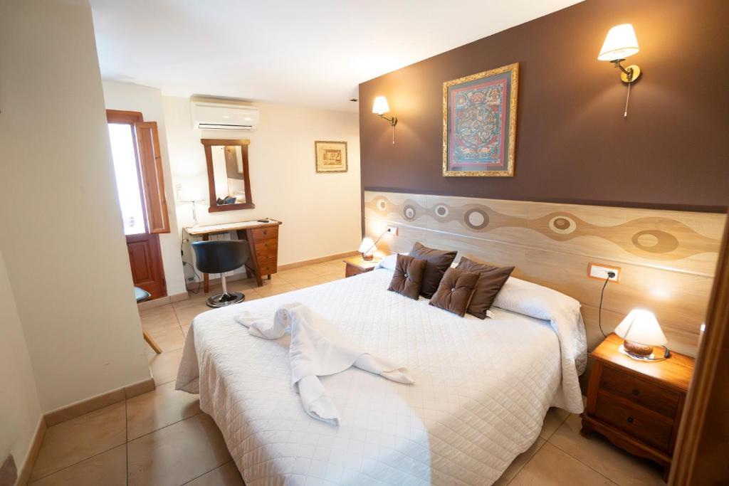 Postel nebo postele na pokoji v ubytování Hotel Rural L'Antic Portal