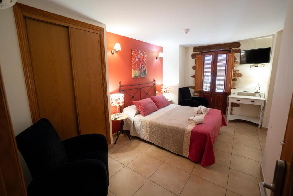 Postel nebo postele na pokoji v ubytování Hotel Rural L'Antic Portal