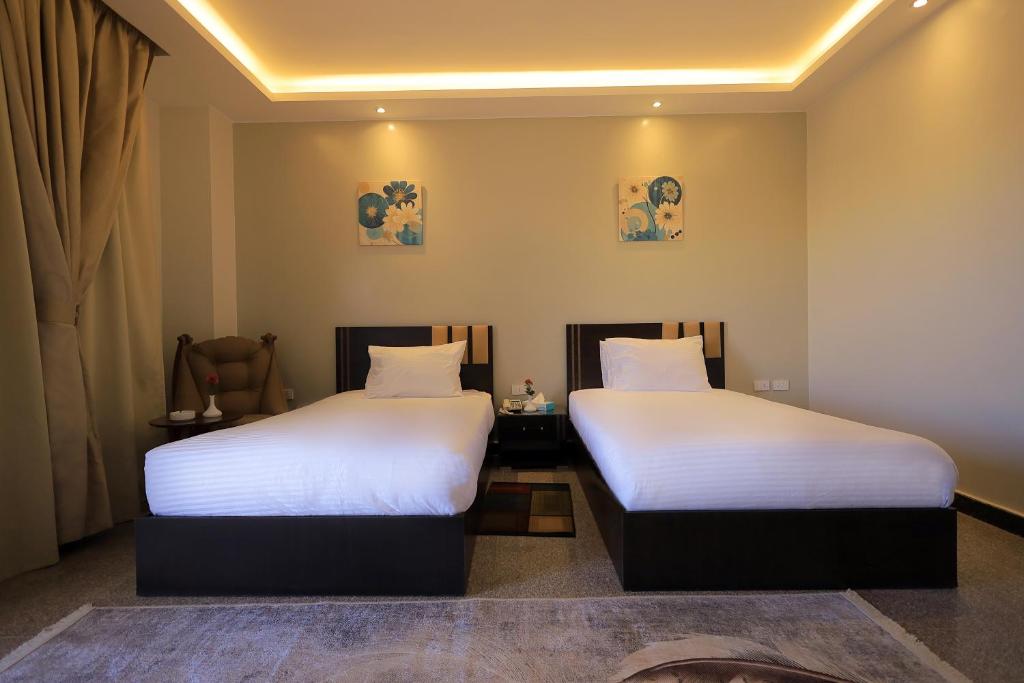 Postel nebo postele na pokoji v ubytování Blue Lotus Nile Suites Hotel Aswan
