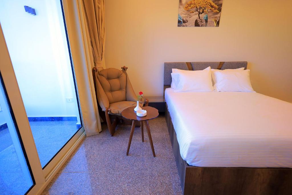 Postel nebo postele na pokoji v ubytování Blue Lotus Nile Suites Hotel Aswan