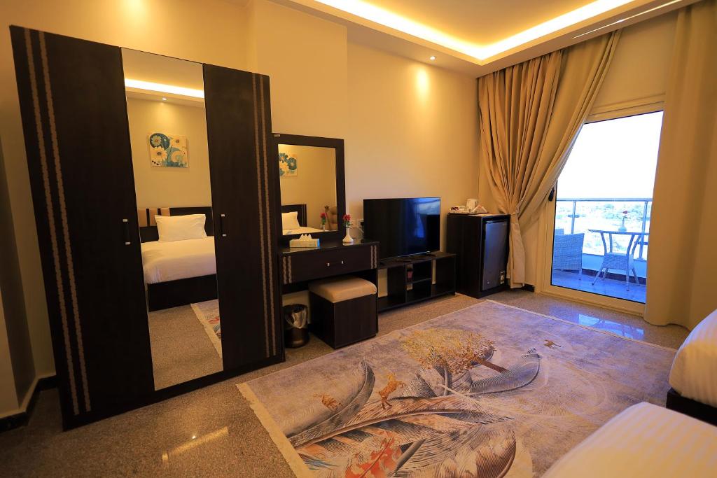 Postel nebo postele na pokoji v ubytování Blue Lotus Nile Suites Hotel Aswan