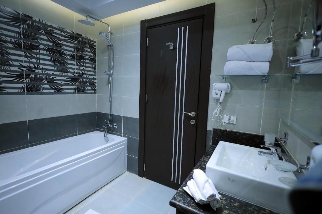Koupelna v ubytování Blue Lotus Nile Suites Hotel Aswan