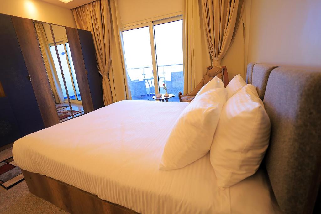 Postel nebo postele na pokoji v ubytování Blue Lotus Nile Suites Hotel Aswan