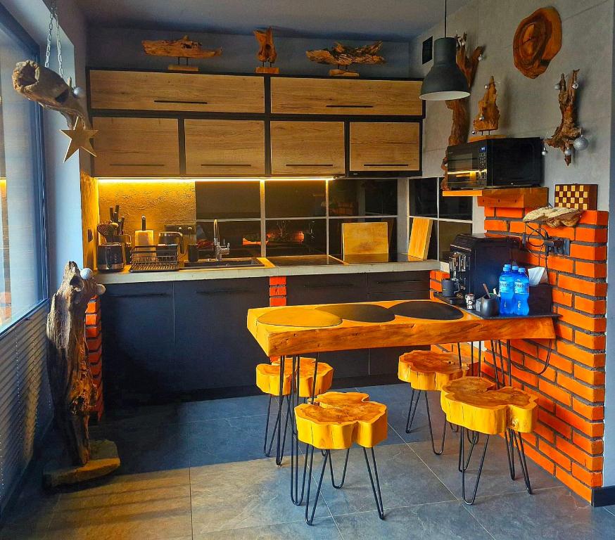 Kuchyňa alebo kuchynka v ubytovaní Apartamenty SPOKOLOKO Skrzyczne Residence Korzenny i Kamienny