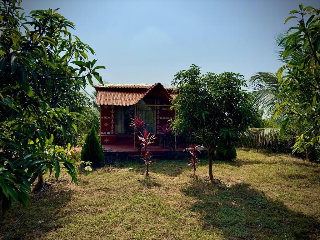 MangoHut Farmhouse Pool Villa - One-Bedroom House