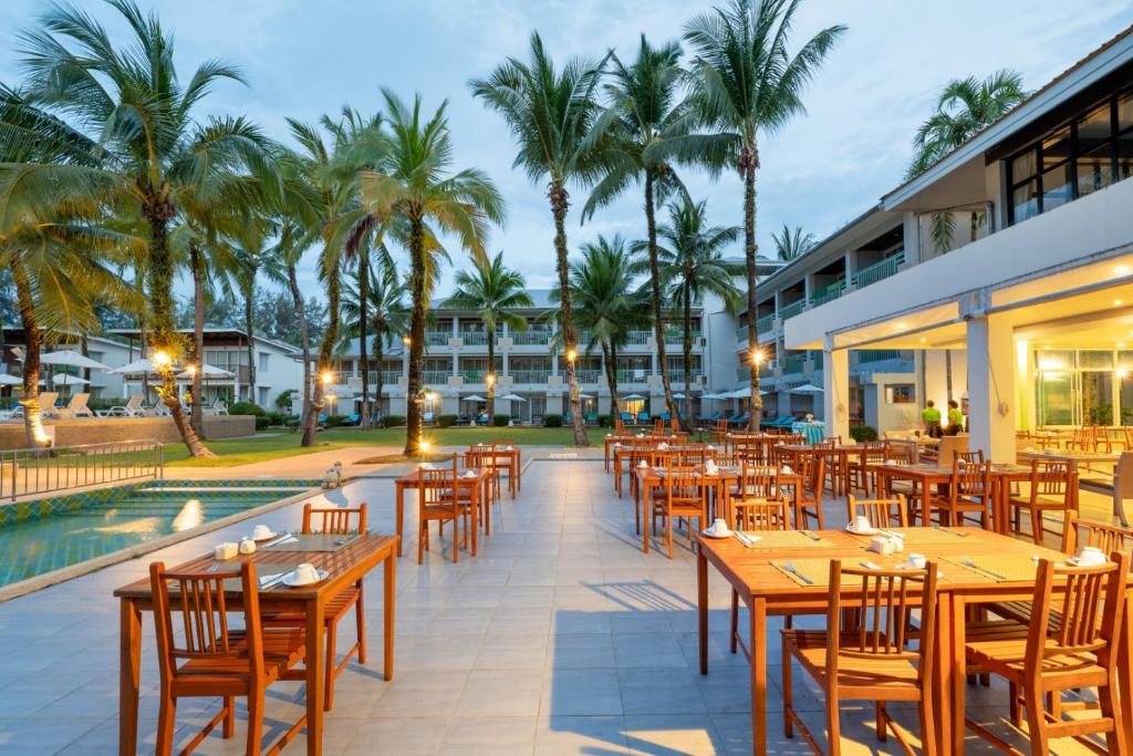 Bazén v ubytování The Briza Beach Resort, Khao Lak SHA Extra Plus nebo v jeho okolí