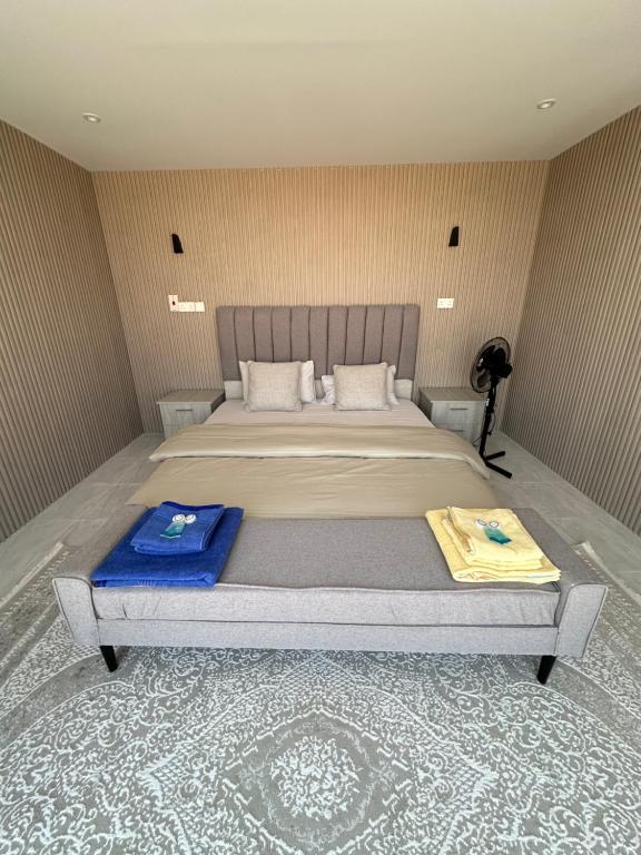 Een bed of bedden in een kamer bij Wahiba Bedouin Rustic Camp