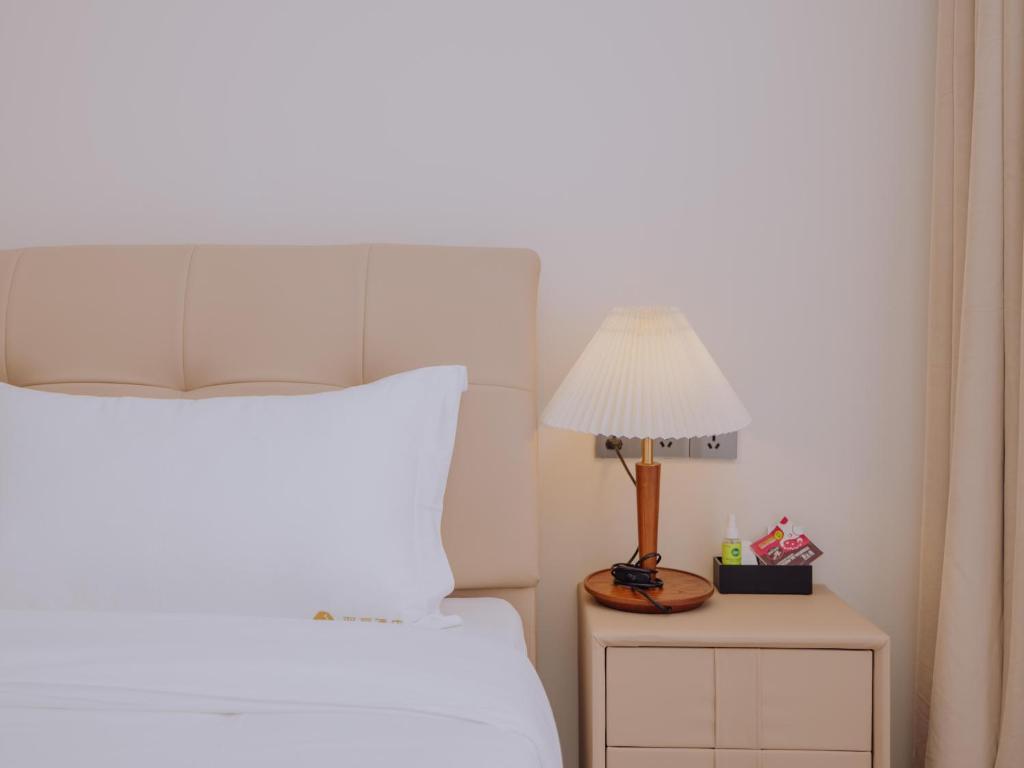 Postel nebo postele na pokoji v ubytování YUSU Hotel 羽宿酒店