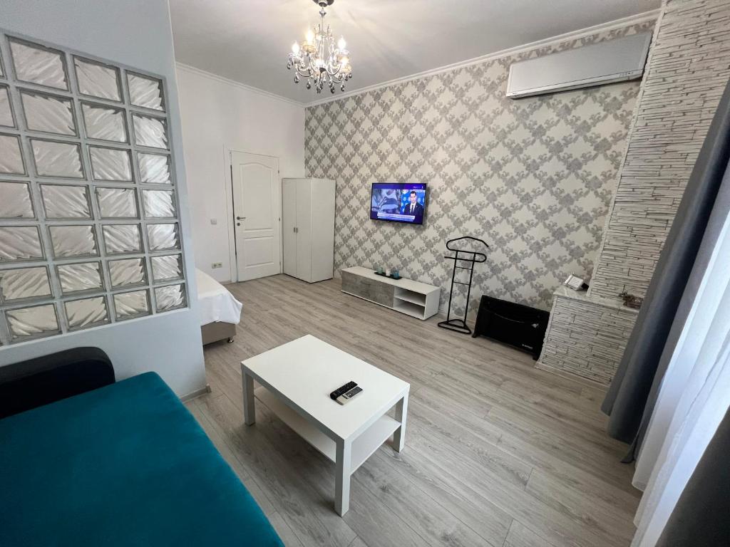 Μια τηλεόραση ή/και κέντρο ψυχαγωγίας στο Bright & Beautiful Studio in Prime Location Walk to Everything