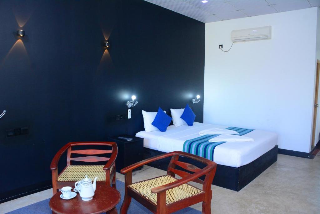 Postel nebo postele na pokoji v ubytování Green Lake View Yala Resort