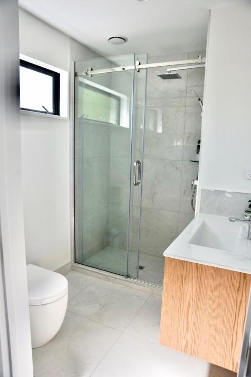 Modern 3BR Escape 3 Private Baths Rare Garage Perfect for Groups