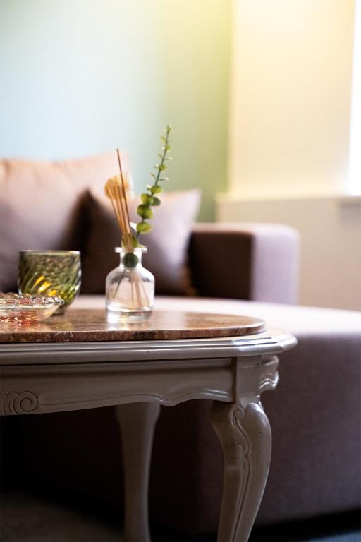 - un salon avec une table basse et un canapé dans l'établissement Nid d'émeraude - Votre escale cosy à Haguenau, à Haguenau