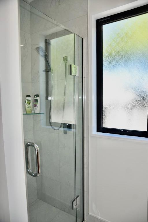 Modern 3BR Escape 3 Private Baths Rare Garage Perfect for Groups - Resim 15