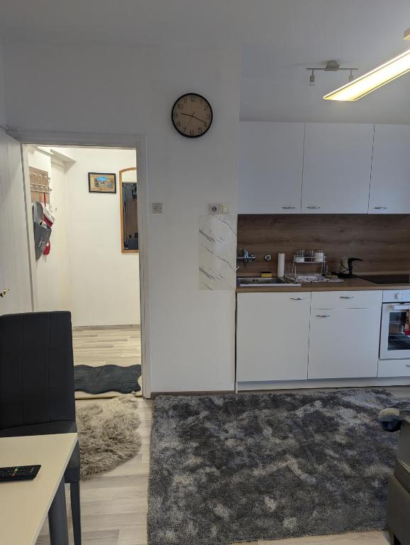 Dapur atau dapur kecil di Studio apartman DINO z balkonom