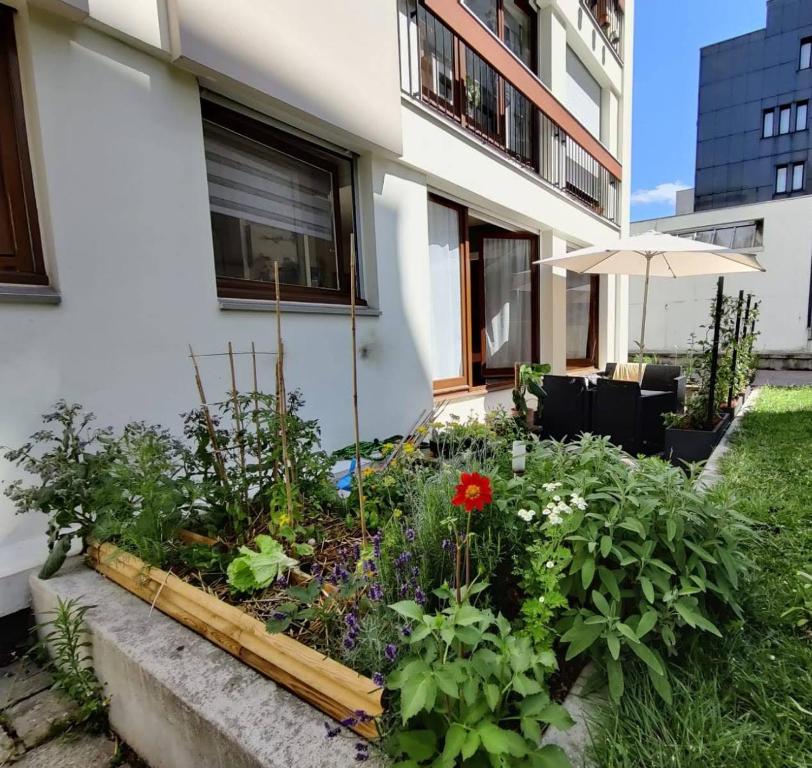 un jardin devant un immeuble dans l'établissement Appartement 11e, à Paris