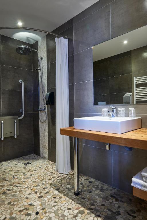 Koupelna v ubytování Cozy Hôtel Logis Morlaix