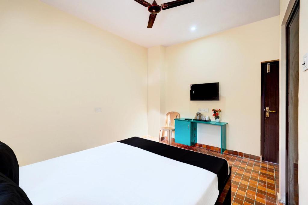 TV a/nebo společenská místnost v ubytování Hotel O Eswar RR Residency
