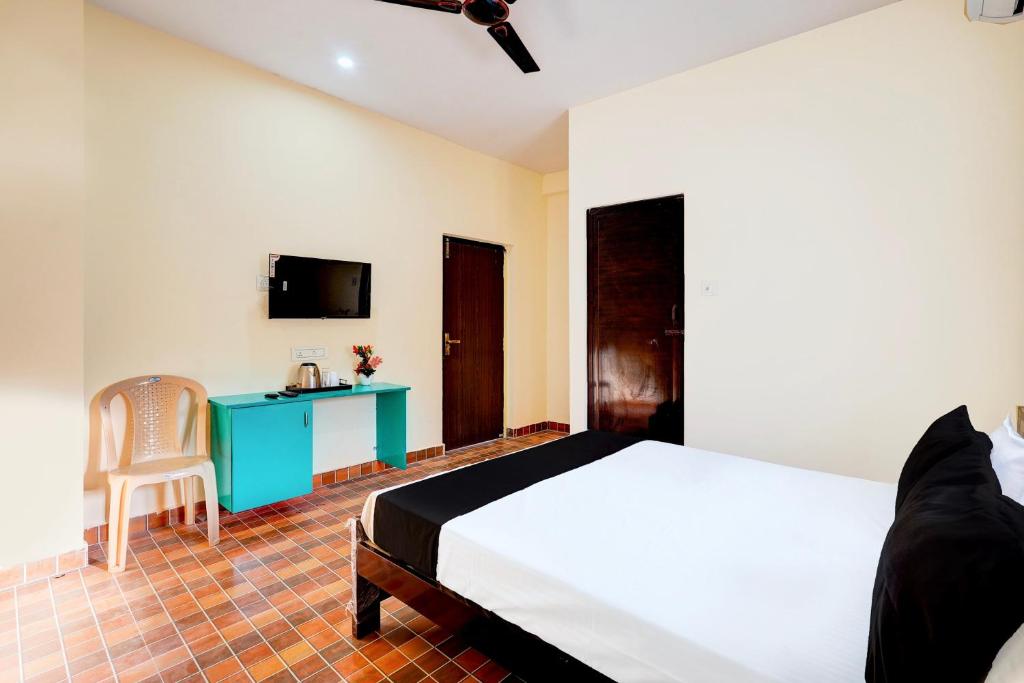 Postel nebo postele na pokoji v ubytování Hotel O Eswar RR Residency