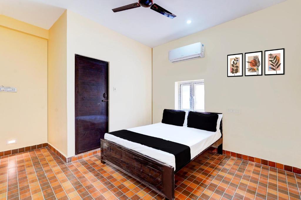 Postel nebo postele na pokoji v ubytování Hotel O Eswar RR Residency