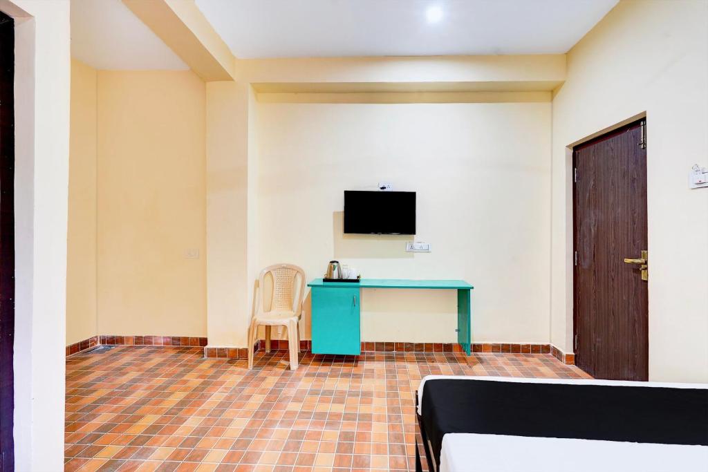 TV a/nebo společenská místnost v ubytování Hotel O Eswar RR Residency