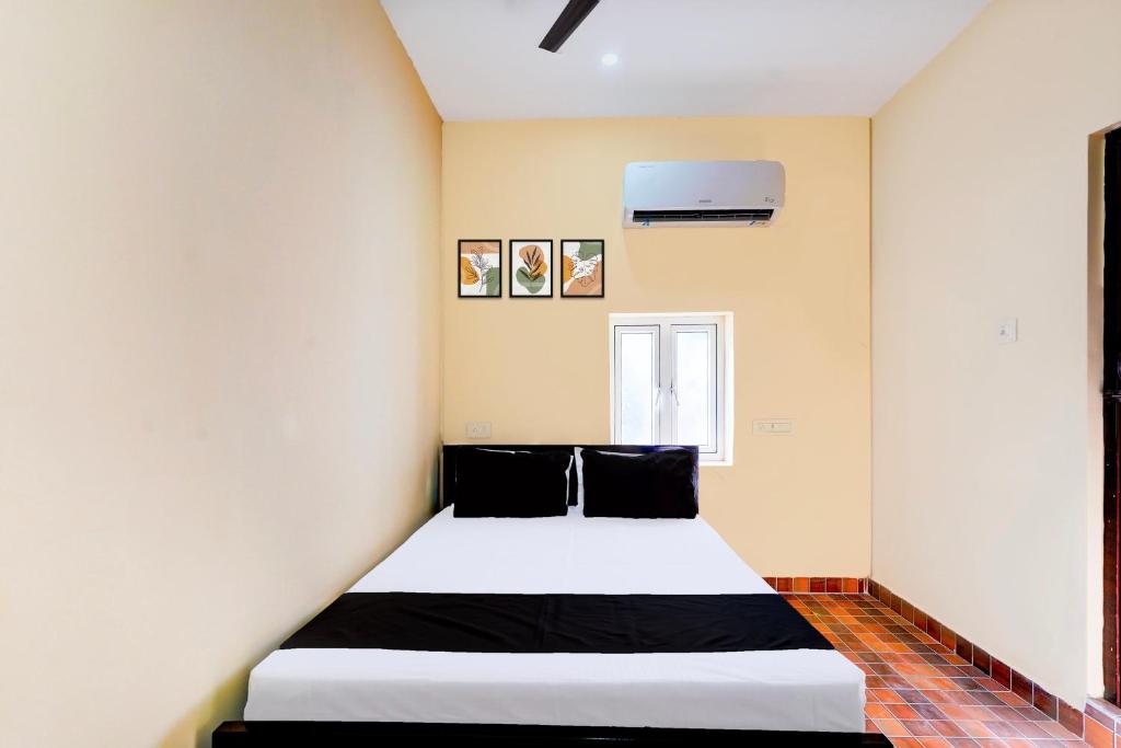 Postel nebo postele na pokoji v ubytování Hotel O Eswar RR Residency